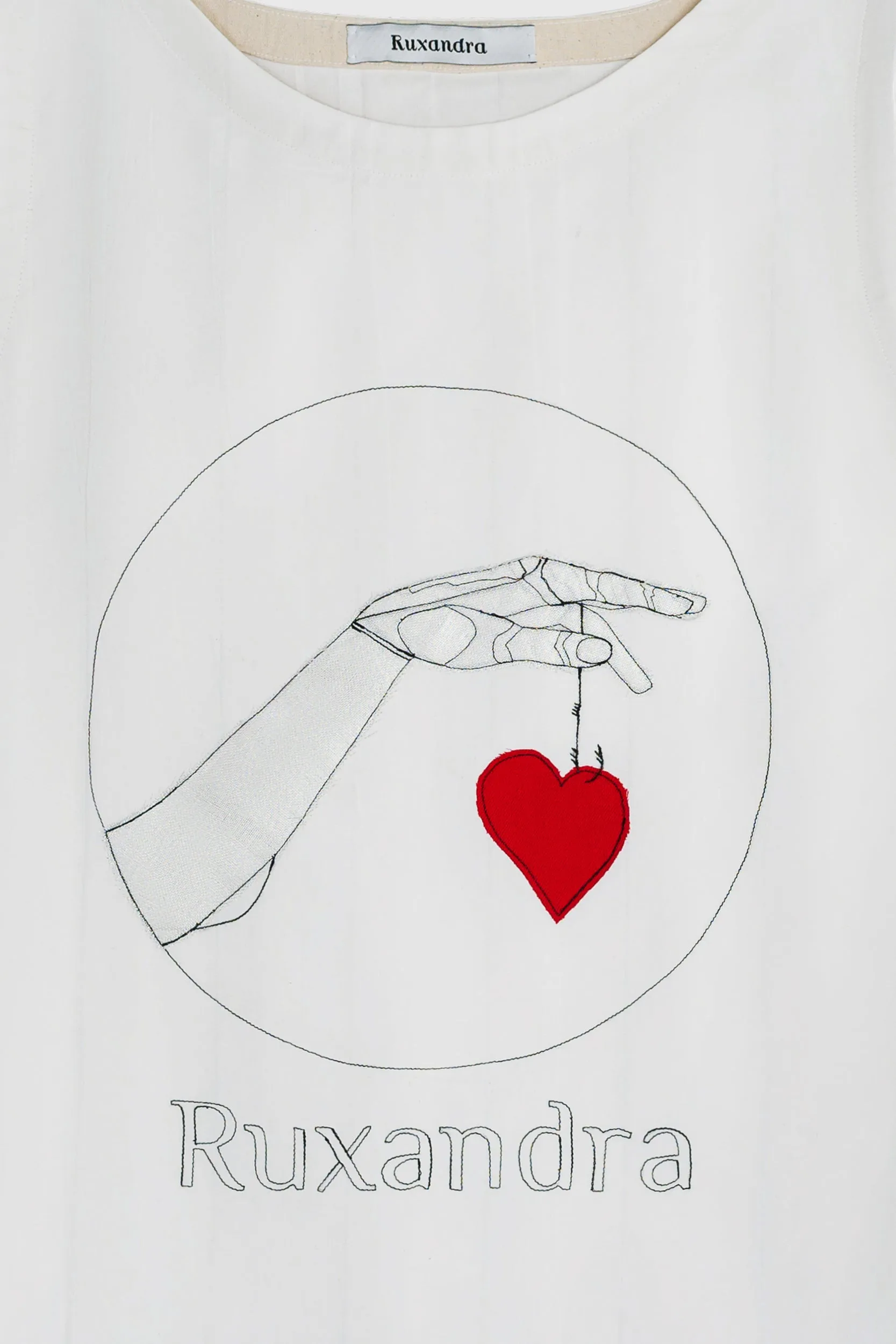 Heart hanging by a thread - T-Shirt